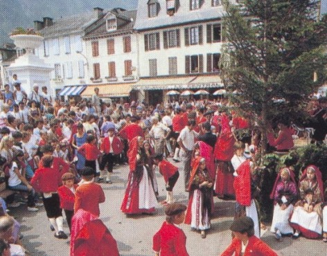 PEOPLE OF LARUNS TRADITIONALLY DRESSED DURING THE 15 AUGUST CELEBRATION